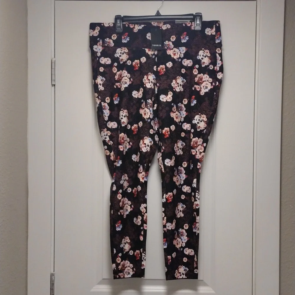 Torrid Pixie Ponte Floral Skull Pants 2X - Picture 4 of 8